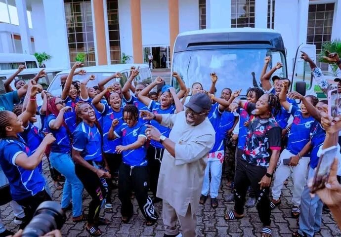 Governor Oborevwori Donates Two Buses to Warri Wolves FC