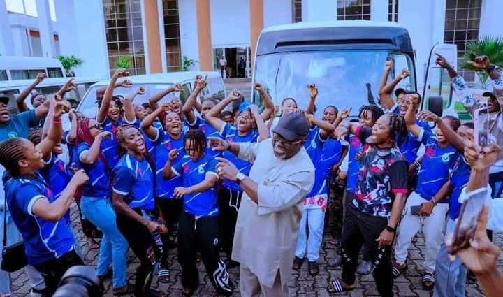 Governor Oborevwori Donates Two Buses to Warri Wolves FC Governor Oborevwori Donates Two Buses to Warri Wolves FC